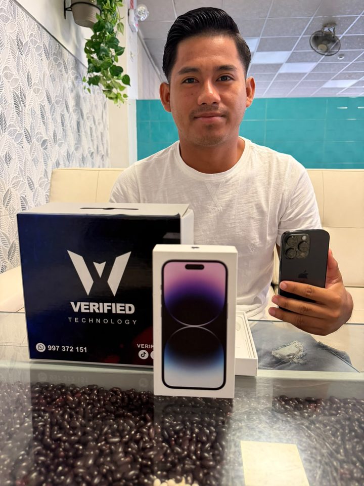 Cliente de Verified Technology con su nuevo iPhone